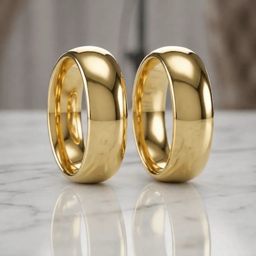 Par de alianças de ouro abauladas de 5 mm, modelo Paris, sobre mármore